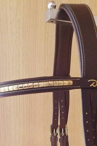 Naczółek w kształcie V z mosiężnymi ćwiekami Dyón Collection Brązowy