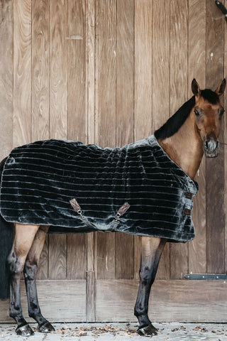 Decke mit Fellimitat