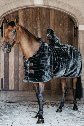 Decke mit Fellimitat