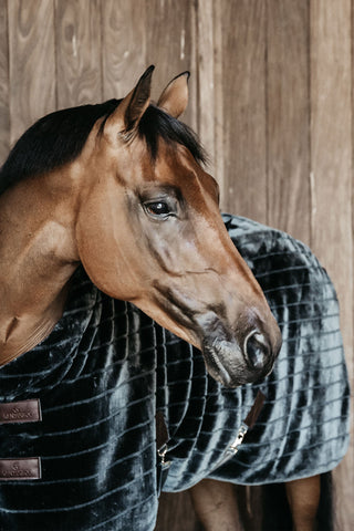 Tæppe med pelsimitation